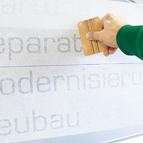 Folienbuchstaben Autoaufkleber montagefertig online selbst gestalten
